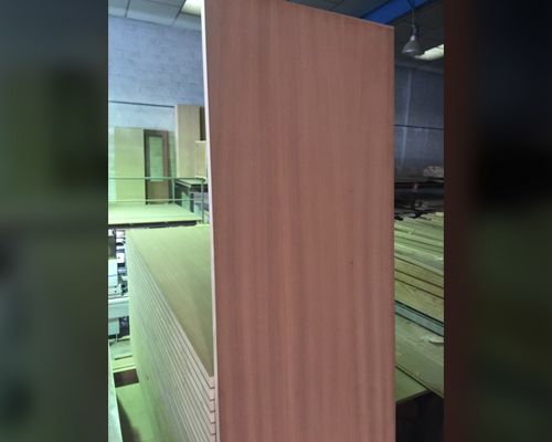 Un gran trozo de madera está sobre una mesa en una habitación.