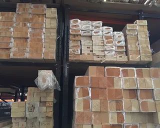 Un almacén lleno de muchos bloques de madera apilados uno encima del otro.