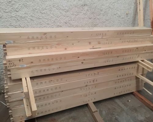 Una pila de vigas de madera colocadas una encima de otra.