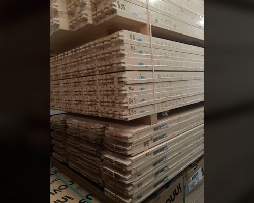 Una pila de vigas de madera colocadas una encima de otra.