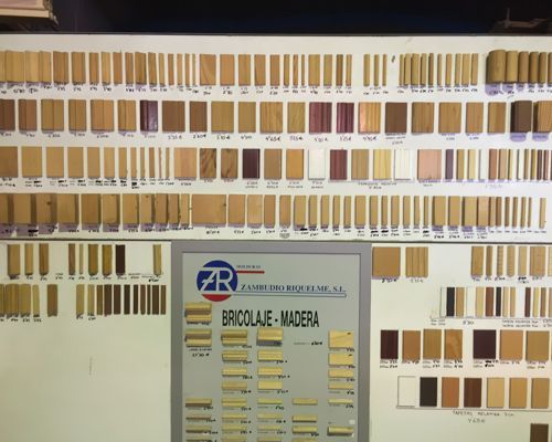 Una exhibición de muestras de madera con un cartel que dice bricolaje madera