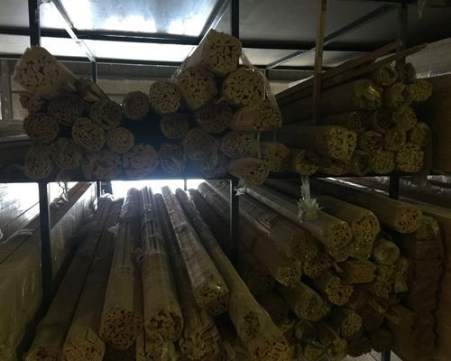 Una exhibición de muestras de madera con un cartel que dice bricolaje madera