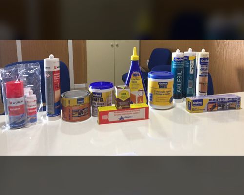 Una mesa cubierta con una variedad de productos adhesivos.