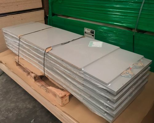 Una pila de baldosas blancas colocadas una encima de otra sobre una mesa.