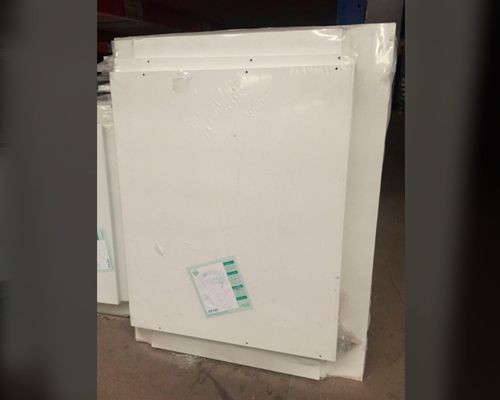 Una pila de baldosas blancas colocadas una encima de otra sobre una mesa.