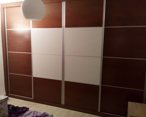 Un gran armario con puertas correderas y paneles de color verde lima.