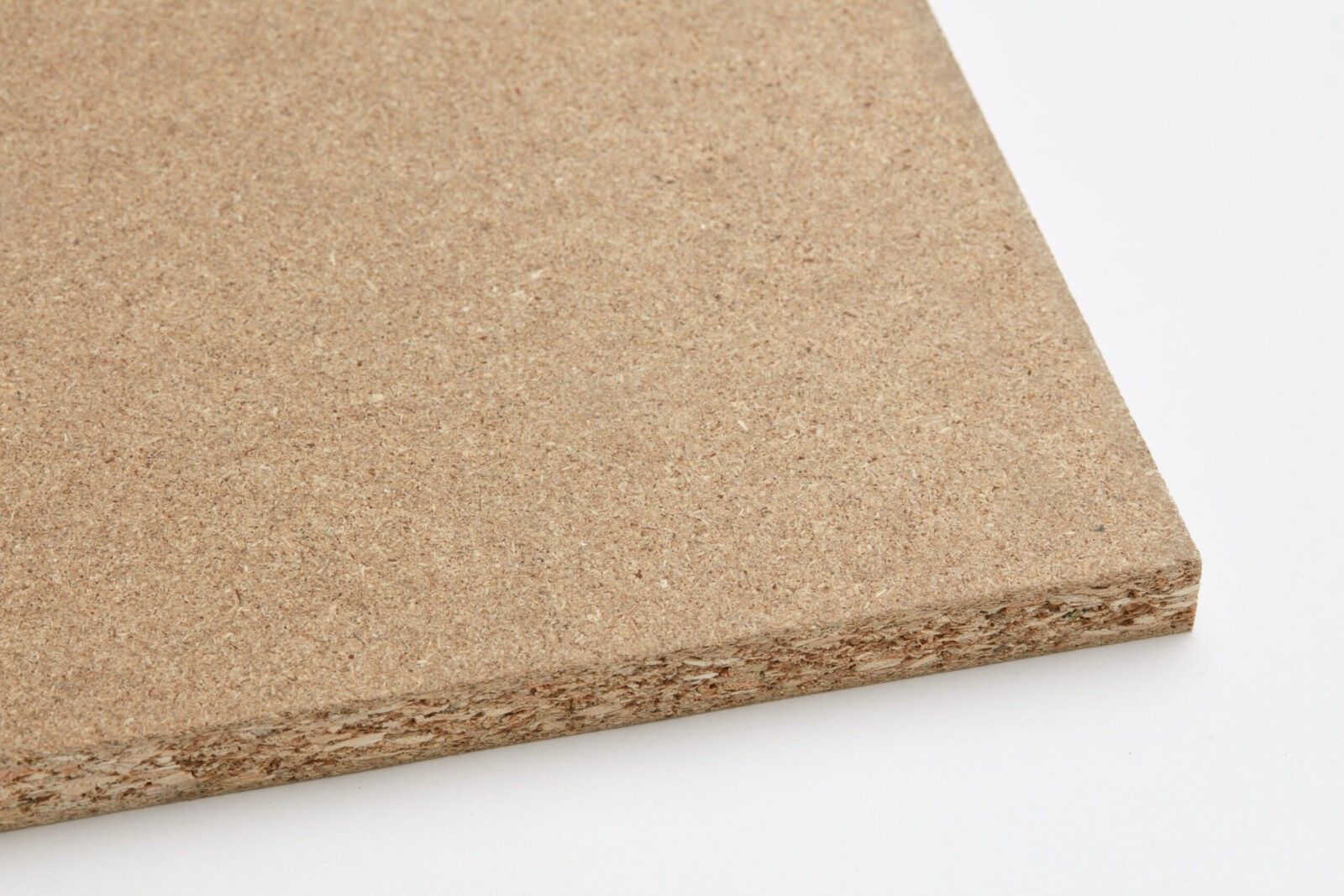 Un primer plano de un trozo de madera sobre un fondo blanco.