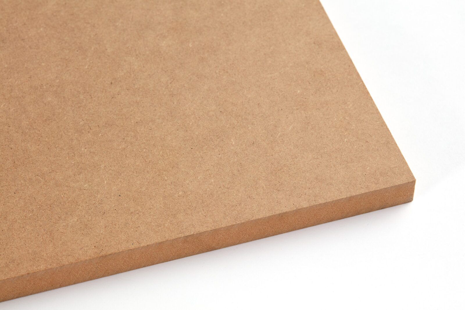 Un primer plano de un trozo de madera sobre una superficie blanca.