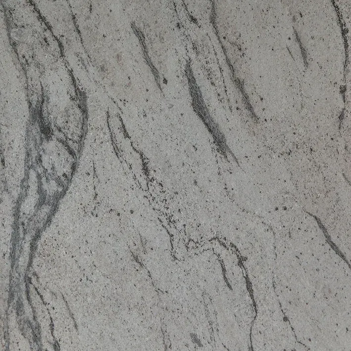 Un primer plano de una encimera de granito blanco.
