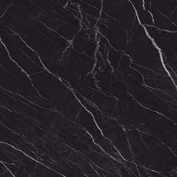 Un primer plano de una baldosa de mármol negro con vetas blancas.