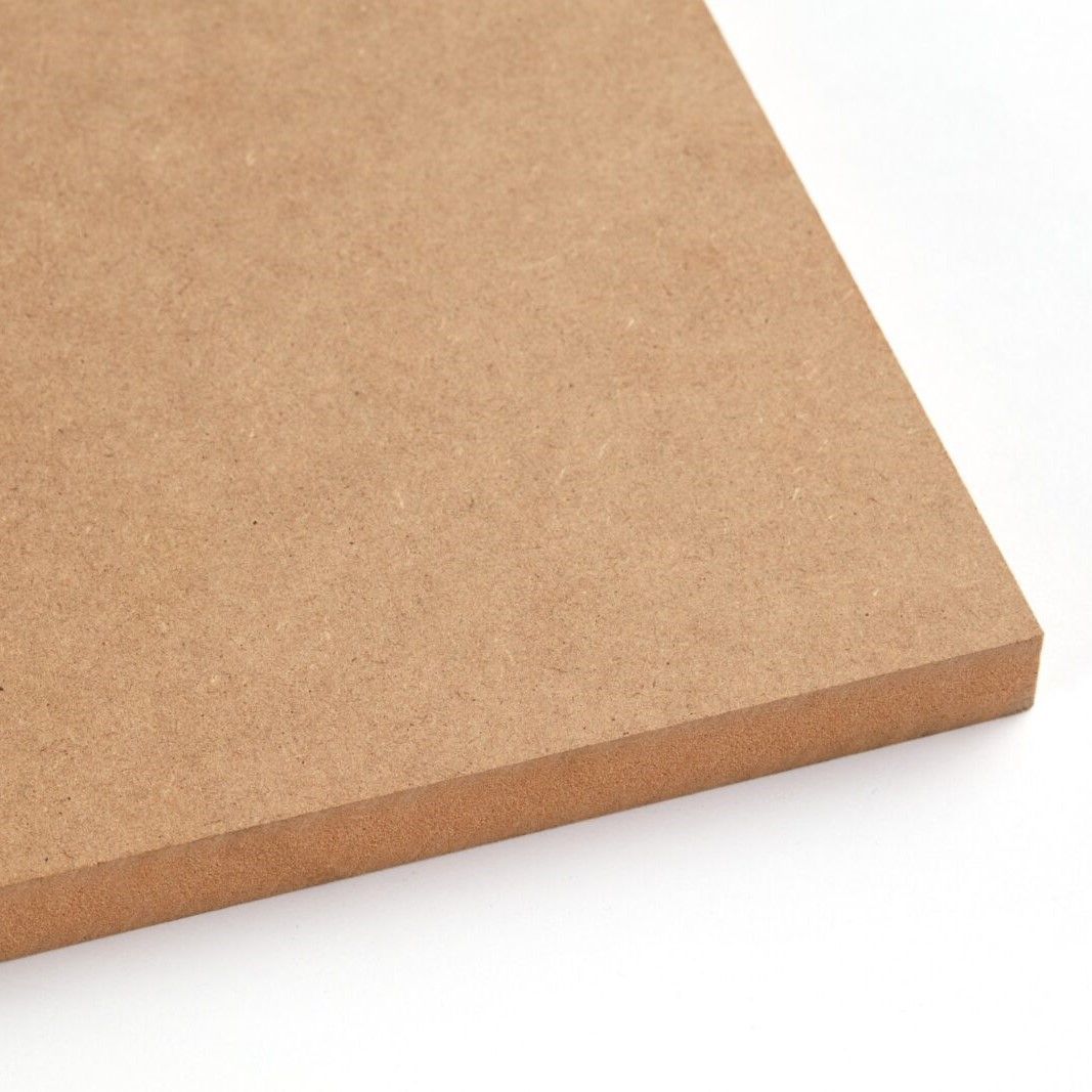 Un primer plano de un trozo de madera sobre una superficie blanca.