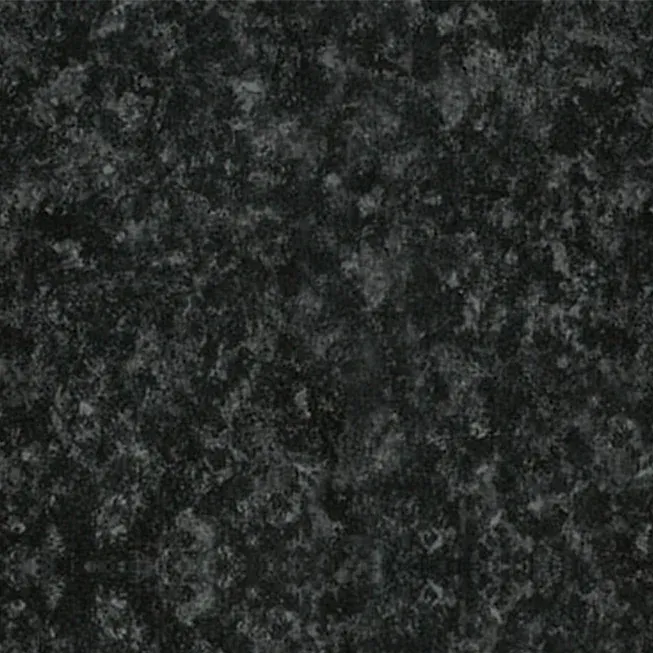 Un primer plano de una encimera de granito negro.