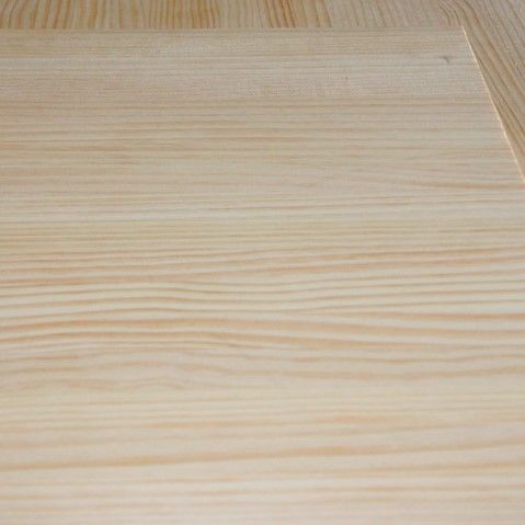 Un primer plano de un trozo de madera que parece una tabla de cortar.