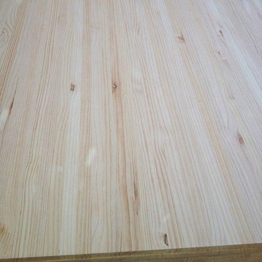 Un primer plano de un trozo de madera que parece una tabla de cortar.