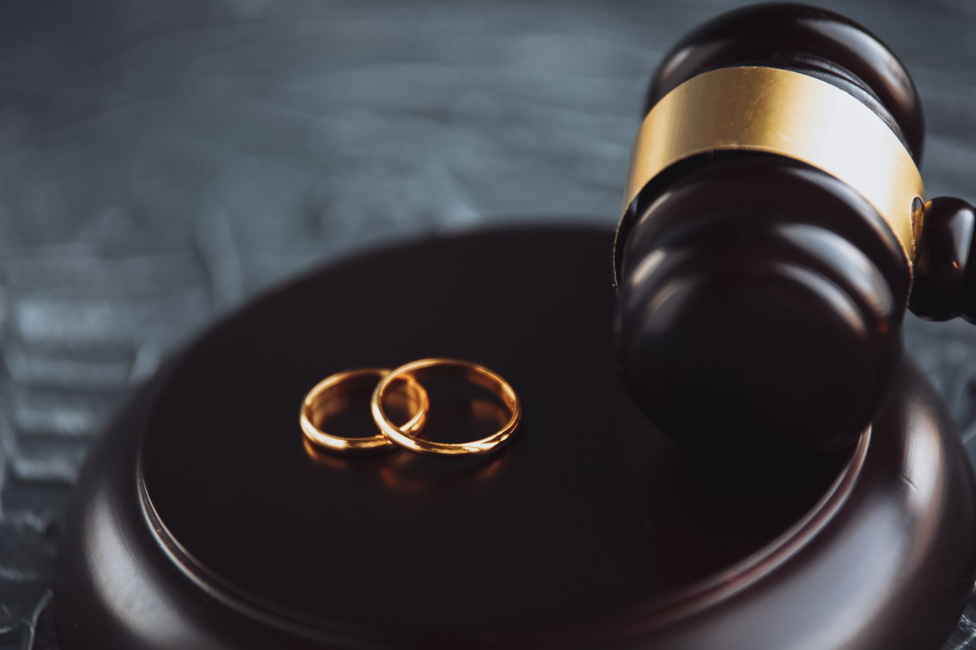Un par de anillos de boda están sobre el mazo de un juez.
