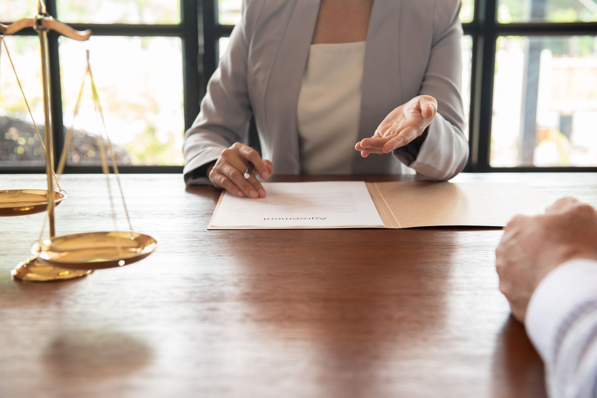 Una mujer está sentada en una mesa hablando con un hombre.
