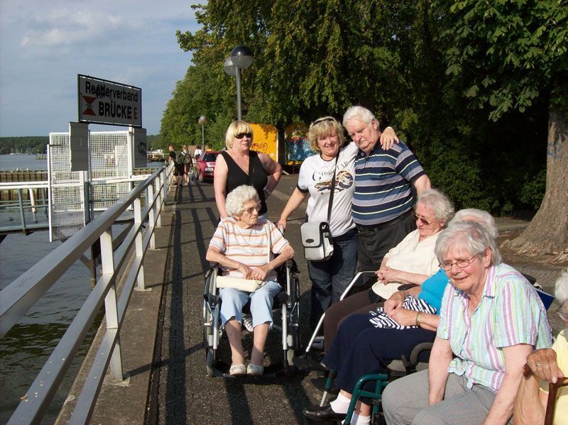 Eine Gruppe von Menschen steht auf einem Bürgersteig in der Nähe eines Schildes mit der Aufschrift „X-Space“.