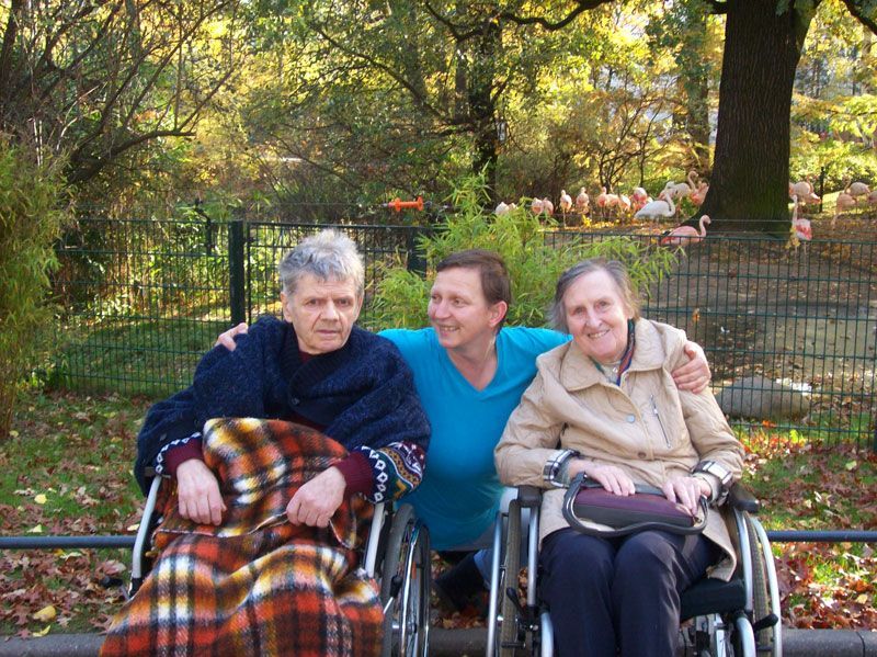 Drei Rollstuhlfahrer posieren für ein Foto