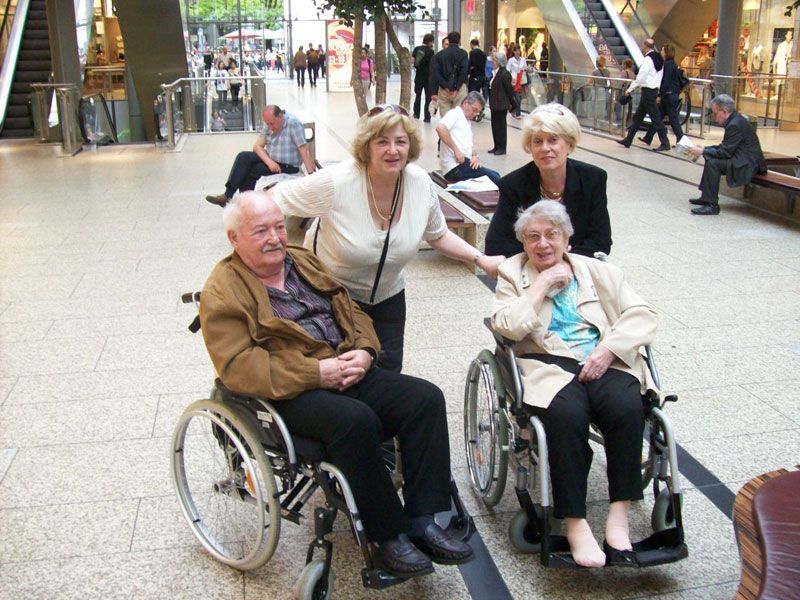 Eine Gruppe von Menschen im Rollstuhl posiert für ein Foto