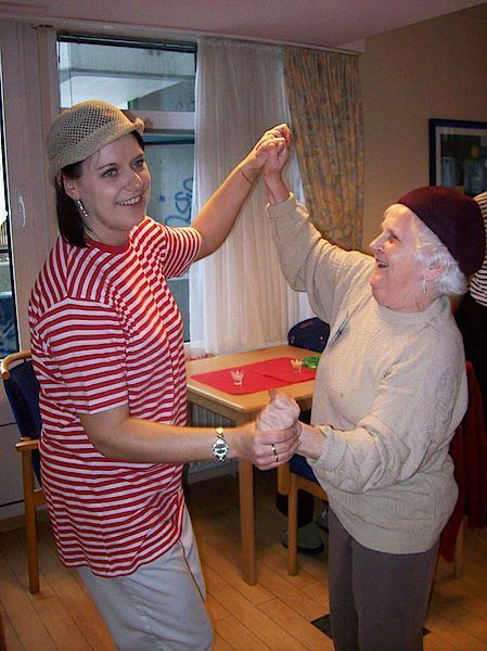 Zwei Frauen tanzen zusammen in einem Wohnzimmer