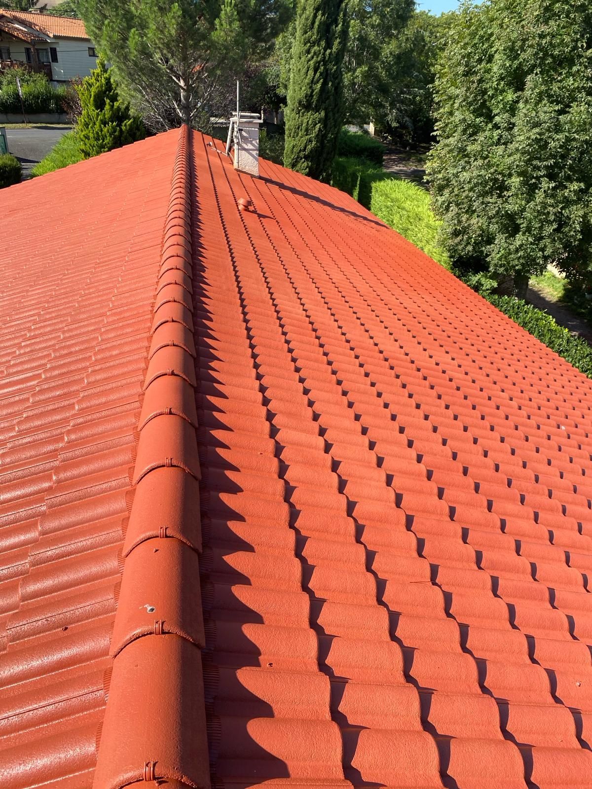 Maison blanche moderne avec garage gris, éclairage chaleureux des fenêtres et pelouse en pente au crépuscule