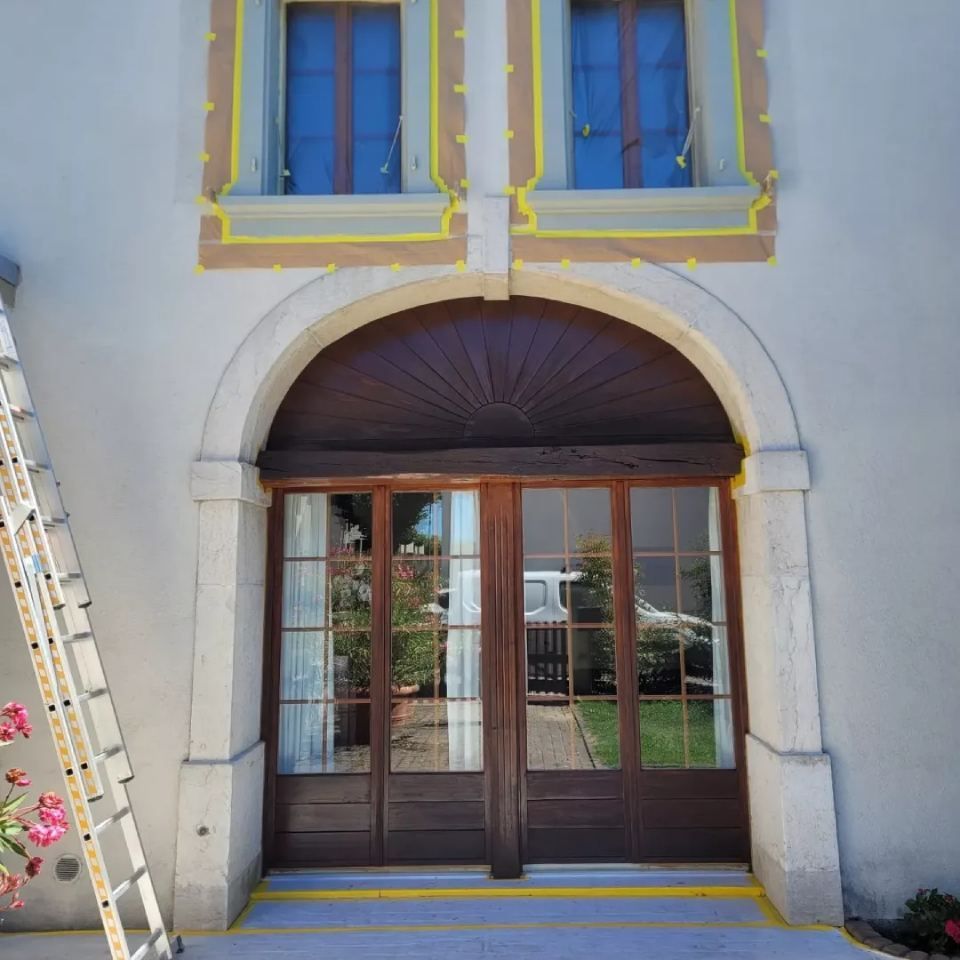 Un bâtiment avec une échelle devant lui