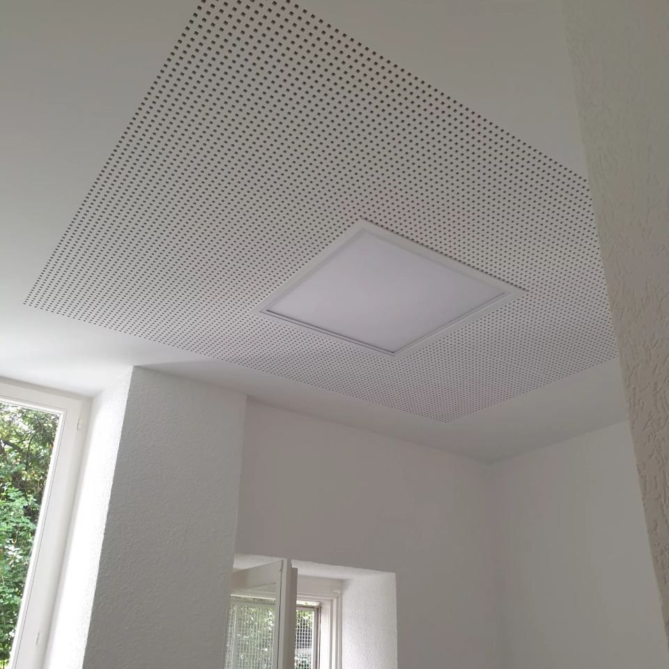 Une pièce avec une lumière carrée au plafond et une fenêtre.