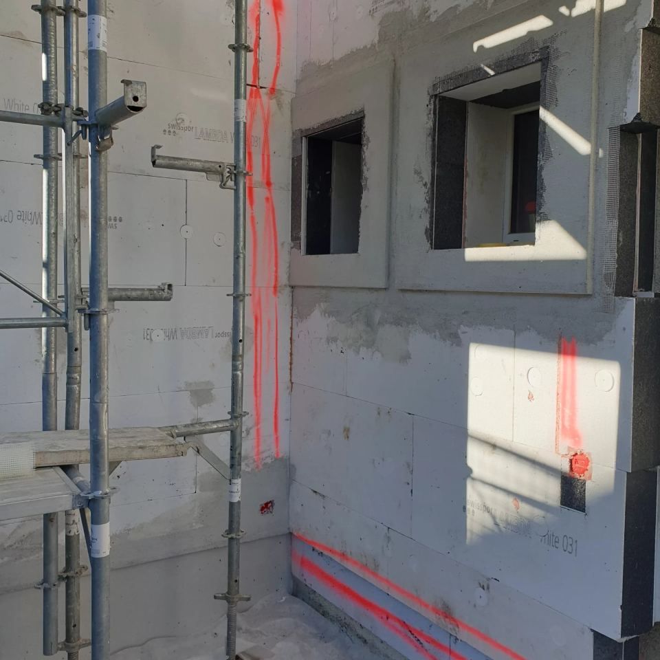 Un bâtiment en construction avec un échafaudage et une fenêtre