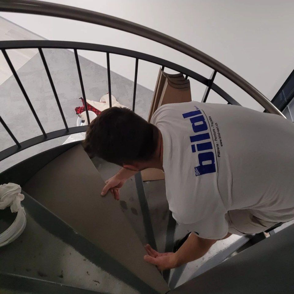 Un homme portant une chemise blanche avec le mot Bilal sarl dans le dos