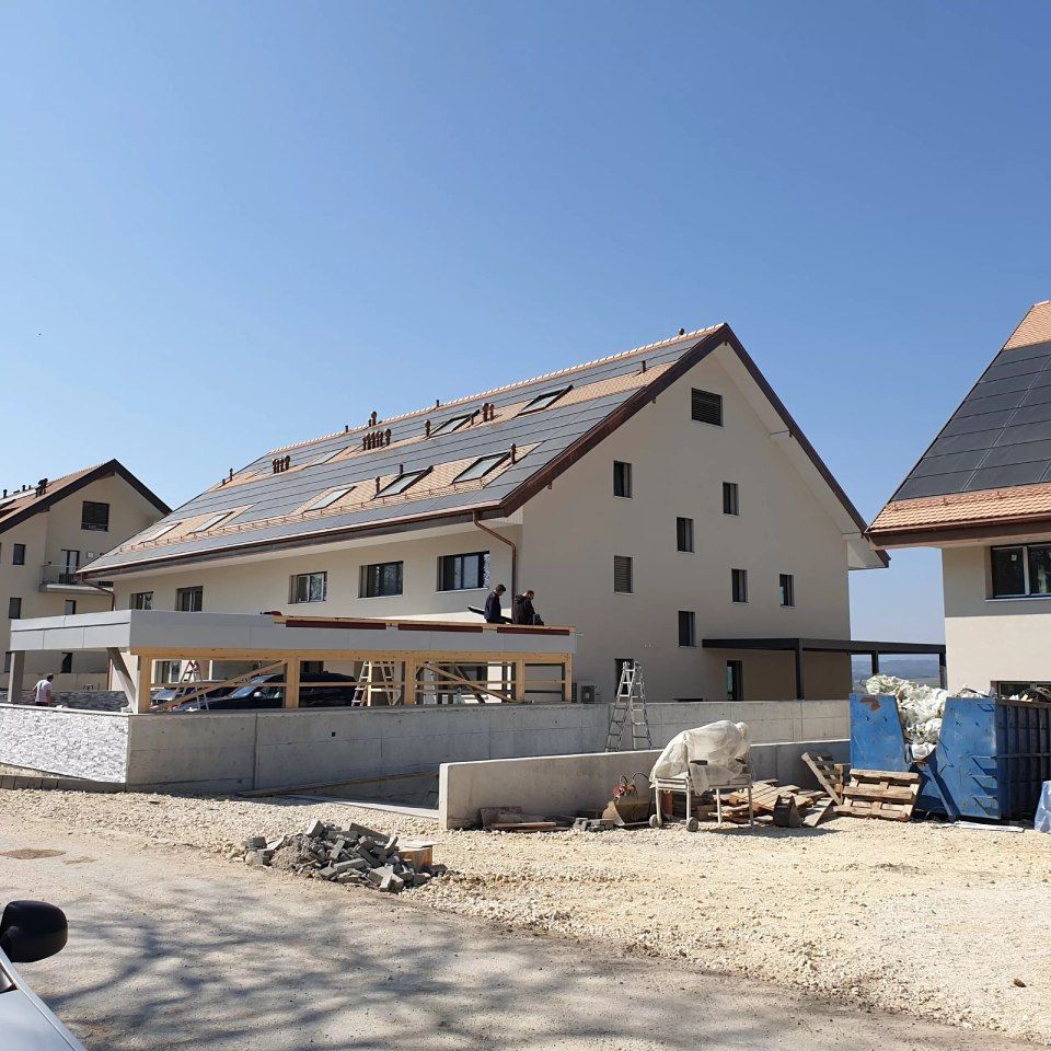 Un bâtiment en construction avec des panneaux solaires sur le toit