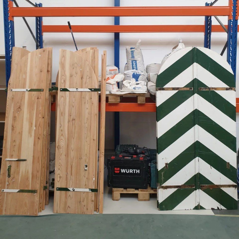 Une boîte à outils repose sur une palette dans un entrepôt