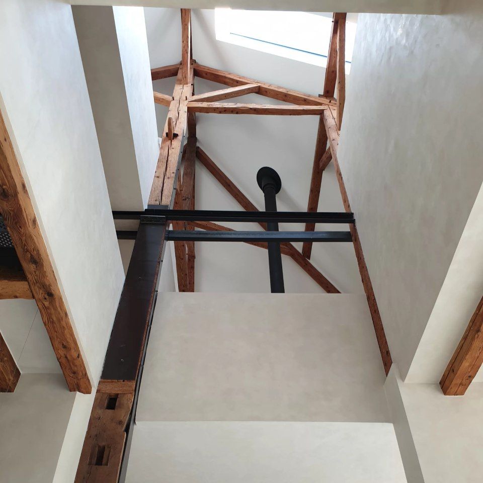 Regardant le plafond d'un bâtiment avec des poutres en bois