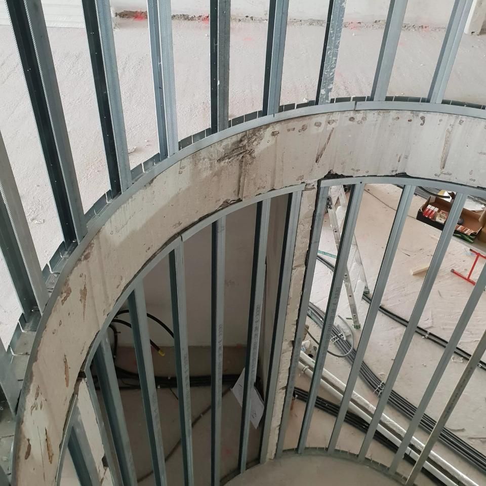 Un escalier en colimaçon dans un immeuble en construction