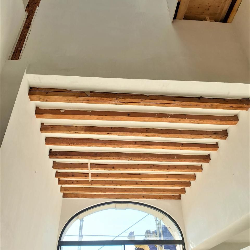 Regardant le plafond d'un bâtiment avec des poutres en bois