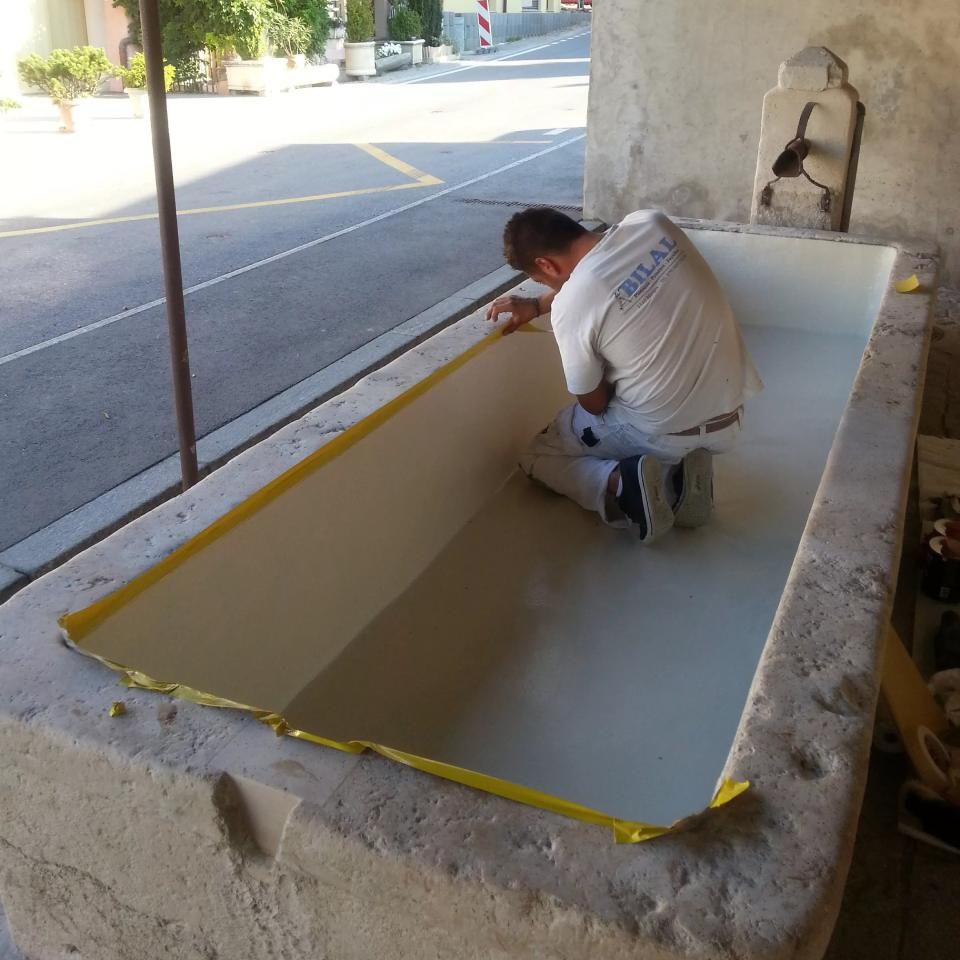 Un homme portant une chemise blanche sur laquelle est écrit « rba »