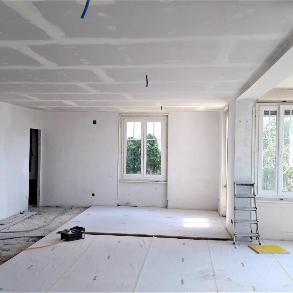 Une pièce vide avec une échelle sur le sol