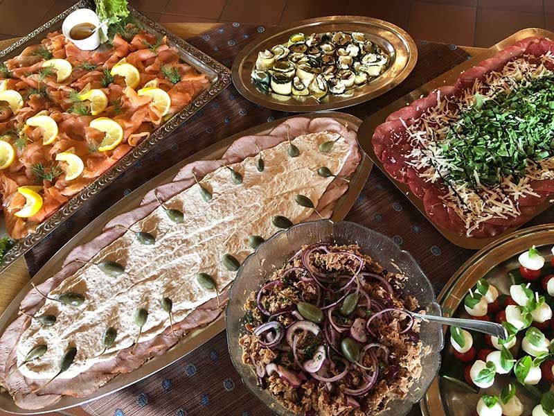 Rundblick in Uttenreuth in Uttenreuth | traditionelles und familiäres Ambiente, fränkischen Gastfreundschaft. Seit 1989 kümmern wir uns mit Herz, Tat und Verstand um das leibliche Wohl unserer Gäste. Veranstaltungen und Feiern, Festsaal und Nebenzimmer. Catering- und Partyservice, Kühlanhänger