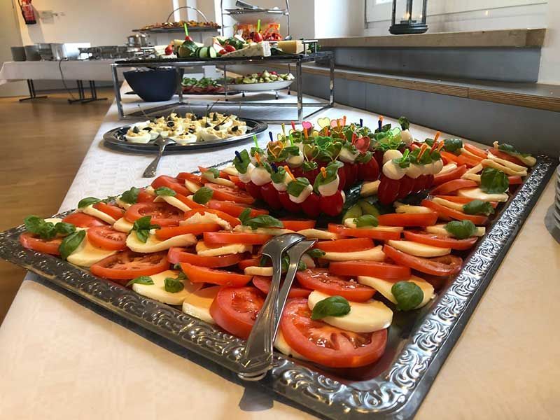 Rundblick in Uttenreuth in Uttenreuth | traditionelles und familiäres Ambiente, fränkischen Gastfreundschaft. Seit 1989 kümmern wir uns mit Herz, Tat und Verstand um das leibliche Wohl unserer Gäste. Veranstaltungen und Feiern, Festsaal und Nebenzimmer. Catering- und Partyservice, Kühlanhänger