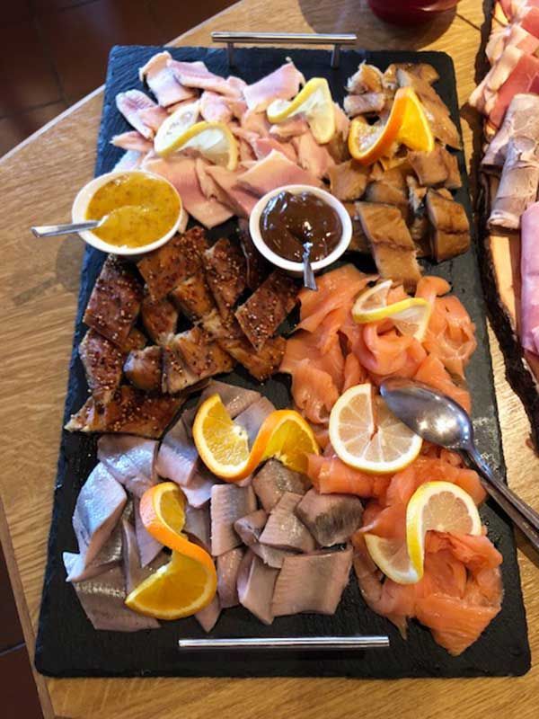 Rundblick in Uttenreuth in Uttenreuth | traditionelles und familiäres Ambiente, fränkischen Gastfreundschaft. Seit 1989 kümmern wir uns mit Herz, Tat und Verstand um das leibliche Wohl unserer Gäste. Veranstaltungen und Feiern, Festsaal und Nebenzimmer. Catering- und Partyservice, Kühlanhänger