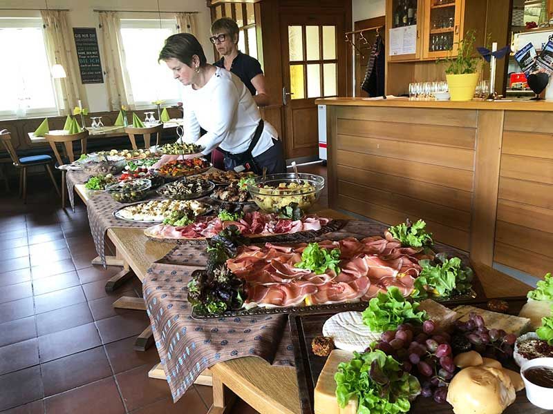 Rundblick in Uttenreuth in Uttenreuth | traditionelles und familiäres Ambiente, fränkischen Gastfreundschaft. Seit 1989 kümmern wir uns mit Herz, Tat und Verstand um das leibliche Wohl unserer Gäste. Veranstaltungen und Feiern, Festsaal und Nebenzimmer. Catering- und Partyservice, Kühlanhänger