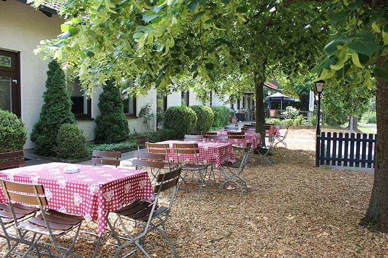 Rundblick in Uttenreuth in Uttenreuth | traditionelles und familiäres Ambiente, fränkischen Gastfreundschaft. Seit 1989 kümmern wir uns mit Herz, Tat und Verstand um das leibliche Wohl unserer Gäste. Veranstaltungen und Feiern, Festsaal und Nebenzimmer. Catering- und Partyservice