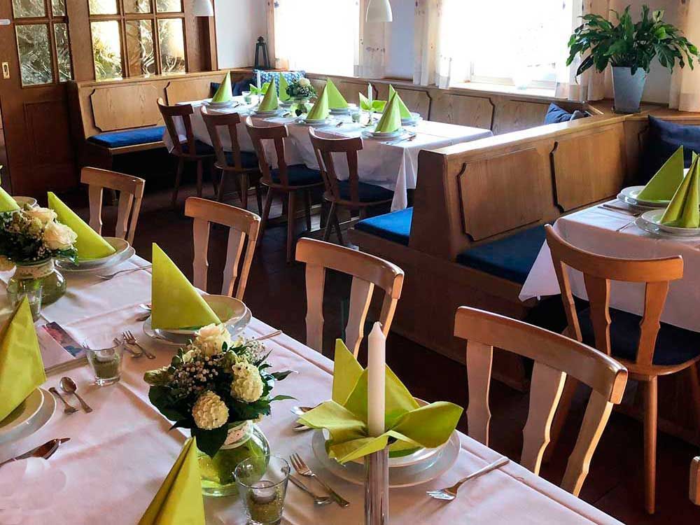 Rundblick in Uttenreuth in Uttenreuth | traditionelles und familiäres Ambiente, fränkischen Gastfreundschaft. Seit 1989 kümmern wir uns mit Herz, Tat und Verstand um das leibliche Wohl unserer Gäste. Veranstaltungen und Feiern, Festsaal und Nebenzimmer. Catering- und Partyservice, Kühlanhänger