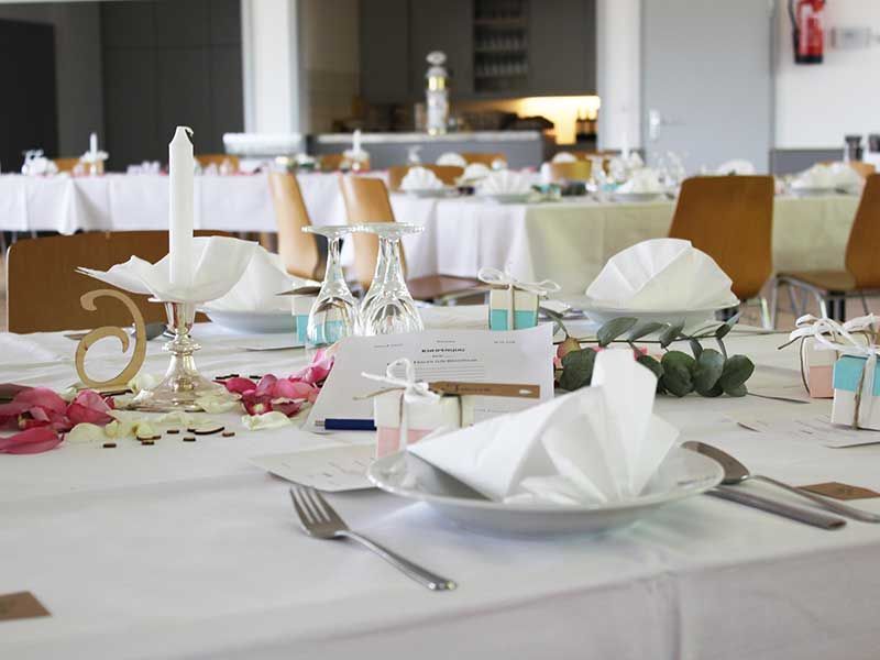 Rundblick in Uttenreuth in Uttenreuth | traditionelles und familiäres Ambiente, fränkischen Gastfreundschaft. Seit 1989 kümmern wir uns mit Herz, Tat und Verstand um das leibliche Wohl unserer Gäste. Veranstaltungen und Feiern, Festsaal und Nebenzimmer. Catering- und Partyservice, Kühlanhänger