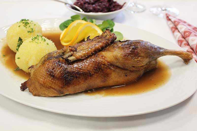 Rundblick in Uttenreuth in Uttenreuth | traditionelles und familiäres Ambiente, fränkischen Gastfreundschaft. Seit 1989 kümmern wir uns mit Herz, Tat und Verstand um das leibliche Wohl unserer Gäste. Veranstaltungen und Feiern, Festsaal und Nebenzimmer. Catering- und Partyservice