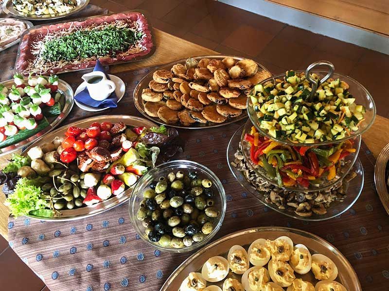 Rundblick in Uttenreuth in Uttenreuth | traditionelles und familiäres Ambiente, fränkischen Gastfreundschaft. Seit 1989 kümmern wir uns mit Herz, Tat und Verstand um das leibliche Wohl unserer Gäste. Veranstaltungen und Feiern, Festsaal und Nebenzimmer. Catering- und Partyservice