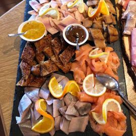 Rundblick in Uttenreuth in Uttenreuth | traditionelles und familiäres Ambiente, fränkischen Gastfreundschaft. Seit 1989 kümmern wir uns mit Herz, Tat und Verstand um das leibliche Wohl unserer Gäste. Veranstaltungen und Feiern, Festsaal und Nebenzimmer. Catering- und Partyservice