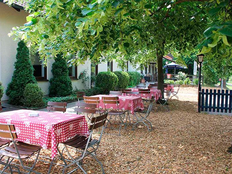 Rundblick in Uttenreuth in Uttenreuth | traditionelles und familiäres Ambiente, fränkischen Gastfreundschaft. Seit 1989 kümmern wir uns mit Herz, Tat und Verstand um das leibliche Wohl unserer Gäste. Veranstaltungen und Feiern, Festsaal und Nebenzimmer. Catering- und Partyservice, Kühlanhänger