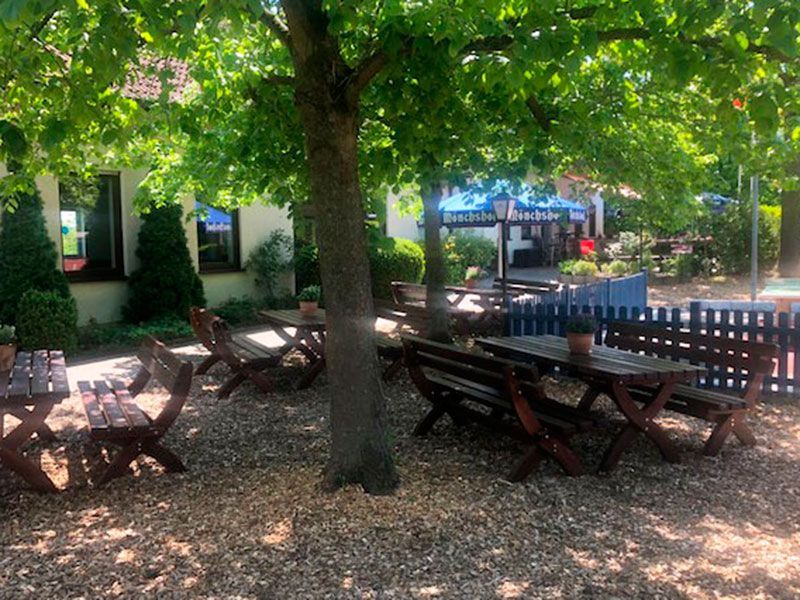 Rundblick in Uttenreuth in Uttenreuth | traditionelles und familiäres Ambiente, fränkischen Gastfreundschaft. Seit 1989 kümmern wir uns mit Herz, Tat und Verstand um das leibliche Wohl unserer Gäste. Veranstaltungen und Feiern, Festsaal und Nebenzimmer. Catering- und Partyservice, Kühlanhänger