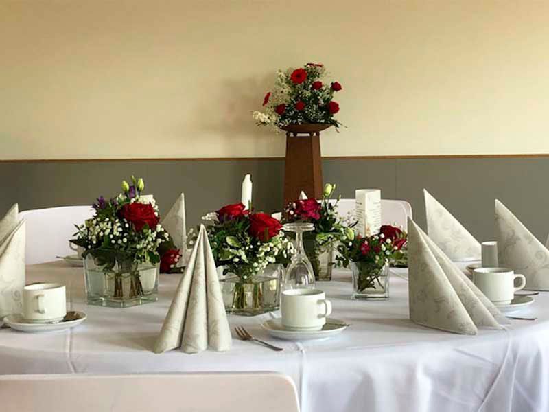 Rundblick in Uttenreuth in Uttenreuth | traditionelles und familiäres Ambiente, fränkischen Gastfreundschaft. Seit 1989 kümmern wir uns mit Herz, Tat und Verstand um das leibliche Wohl unserer Gäste. Veranstaltungen und Feiern, Festsaal und Nebenzimmer. Catering- und Partyservice, Kühlanhänger