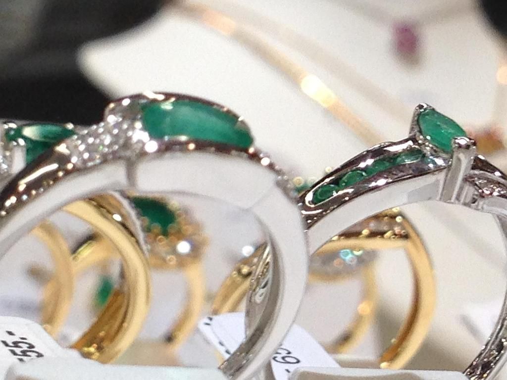 Bagues avec émeraudes, création